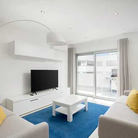 Town Centre Apartment *